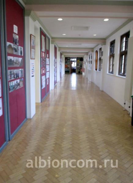 Bromsgrove School. Школьный коридор