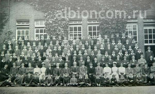 Коллектив и ученики школы Caterham в 1912 году