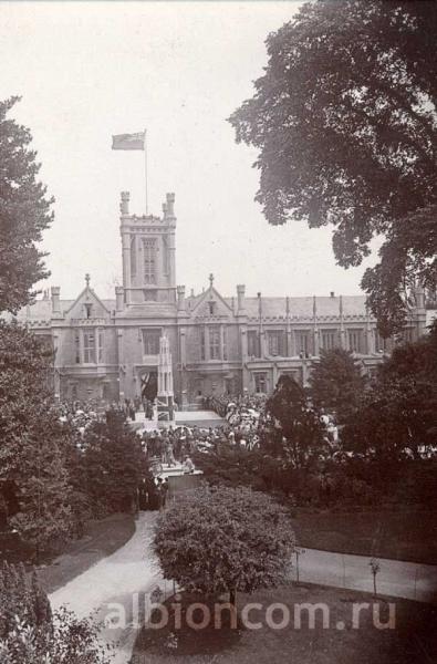 Cheltenham College, 1902 год. Открытие мемориала павшим в англо-бурской войне.