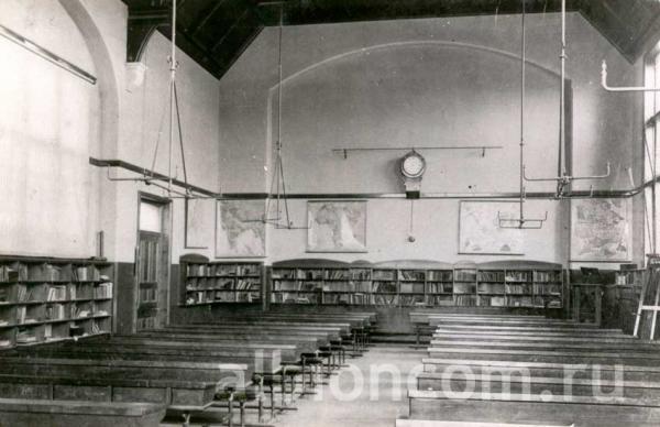 Dean Close School. Библиотека в галерее школьной церкви. 1930 год