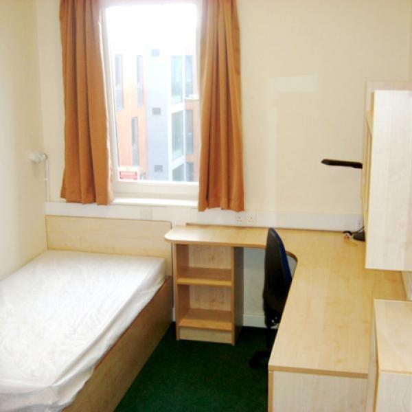 Летний учебный центр для подростков в Лондоне - комната в резиденции