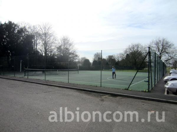Clayesmore School. Теннисные корты школы