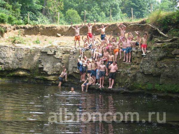 Ученики Aysgarth на берегу реки