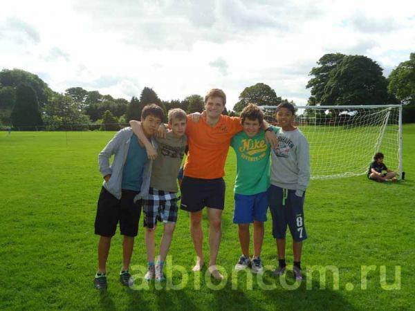 Студенты британской школы Aysgarth на спортивном поле