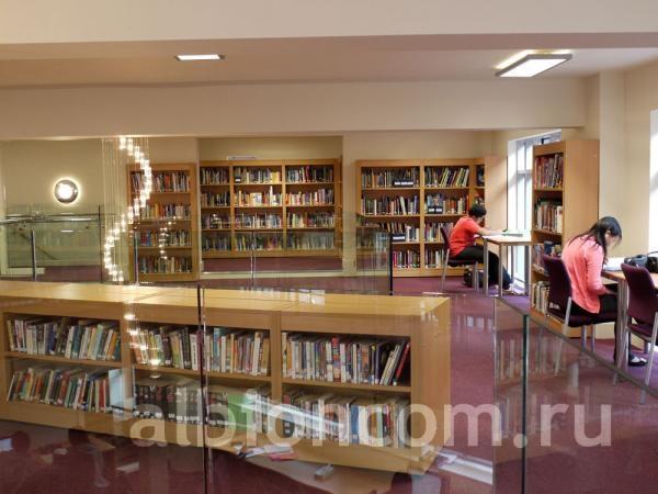 В помещении школьной библиотеки школы-пансиона Concord College