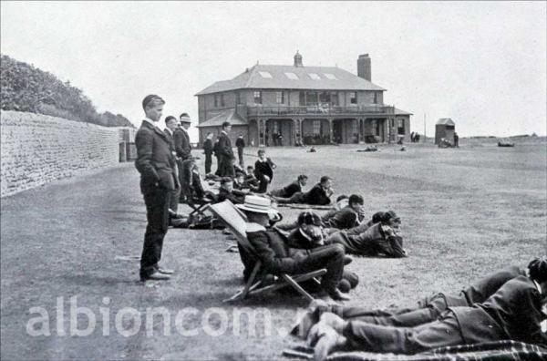 Историческое фото из архива Rossall School. Студенты на фоне павильона крикета.