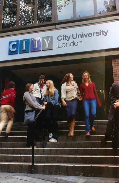 City University. У входа в главное здание университета
