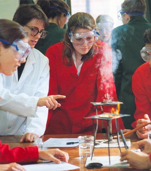 Урок химии в лаборатории школы Oakham School