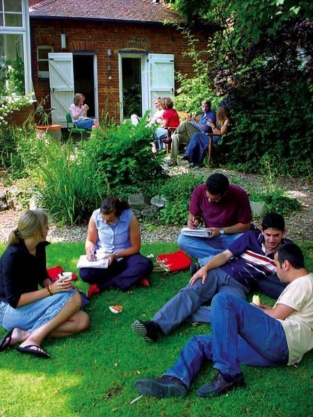 Студенты языковой школы Regent  в Оксфорде в школьном саду